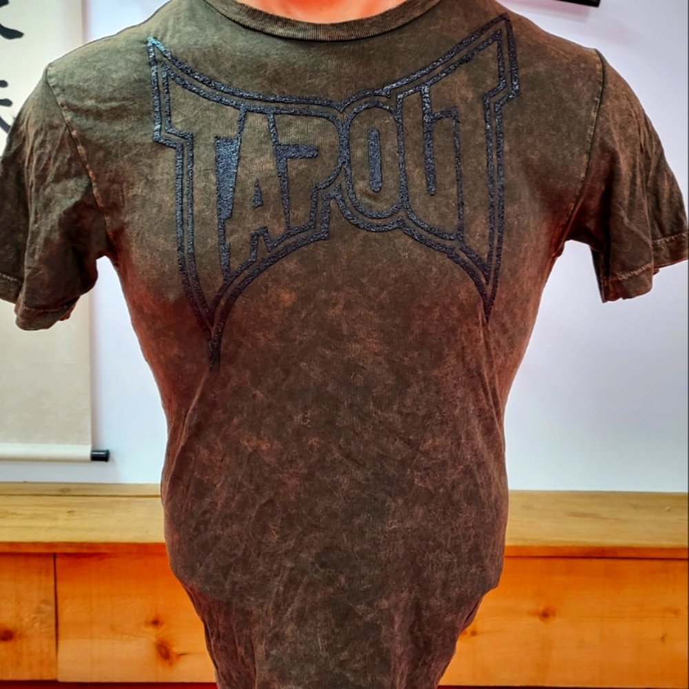 NWOT TapOut Raised Logp Tee Size Medium Brown/Black Vintage Fade